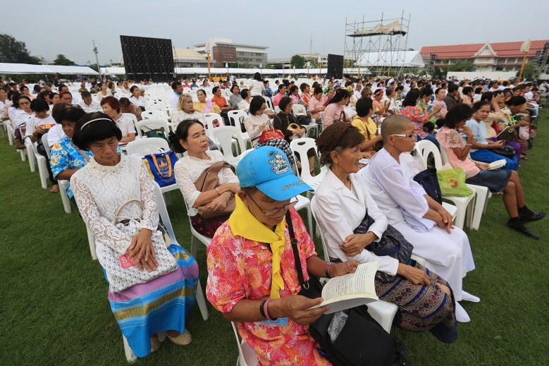 ประชาชนร่วมพิธีเจริญพระพุทธมนต์ถวายบูรพกษัตริย์