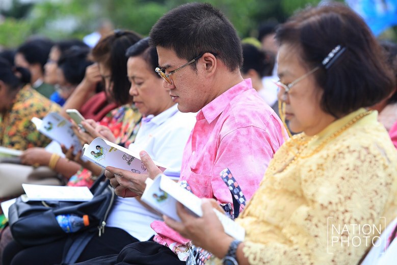 ประชาชนร่วมพิธีเจริญพระพุทธมนต์ถวายบูรพกษัตริย์