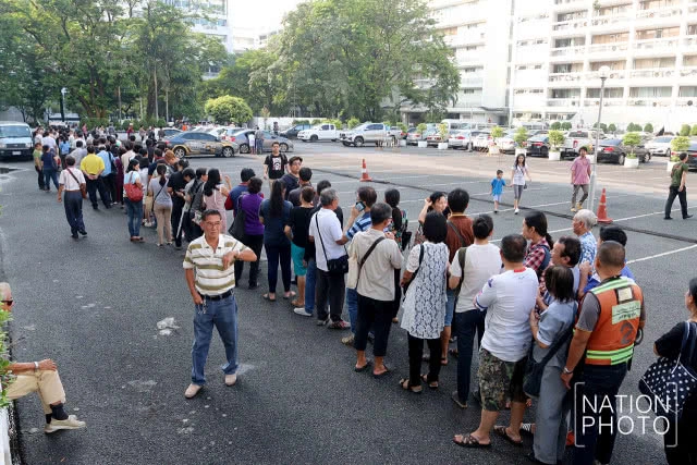 (ภาพชุด) ปชช.เข้าคิว แลกเหรียญกษาปณ์หมุนเวียนรัชกาลที่ 10 เป็นวันแรก