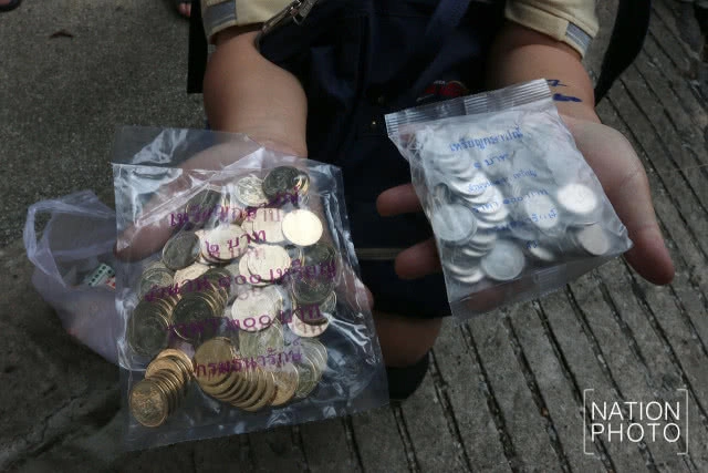 (ภาพชุด) ปชช.เข้าคิว แลกเหรียญกษาปณ์หมุนเวียนรัชกาลที่ 10 เป็นวันแรก