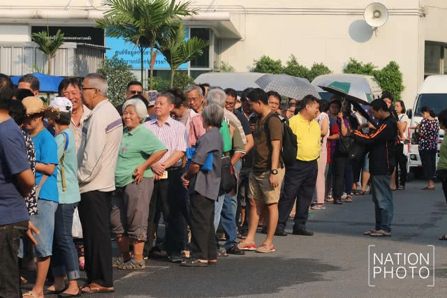 (ภาพชุด) ปชช.เข้าคิว แลกเหรียญกษาปณ์หมุนเวียนรัชกาลที่ 10 เป็นวันแรก
