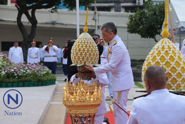สมเด็จพระเจ้าอยู่หัว เสด็จฯ ทรงวางพานพุ่มพระบรมราชานุสาวรีย์ ร.๑ (ภาพ)