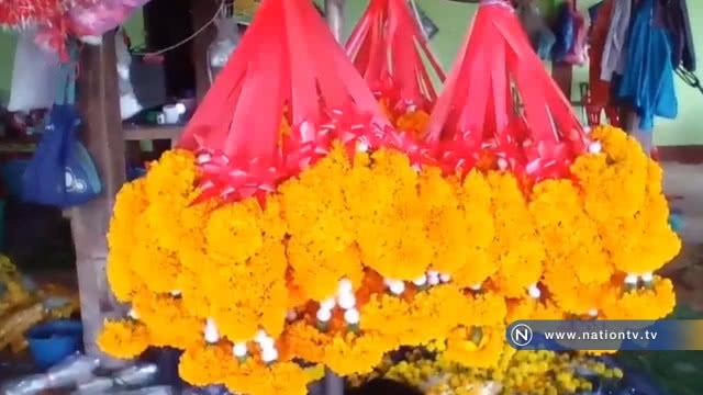 เกษตรกรปลูกดาวเรือง ทำพวงมาลัยขายรายได้งาม