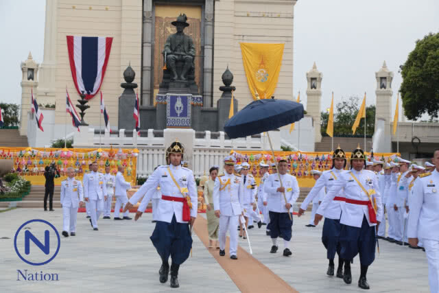 สมเด็จพระเจ้าอยู่หัว เสด็จฯ ทรงวางพานพุ่มพระบรมราชานุสาวรีย์ ร.๑ (ภาพ)