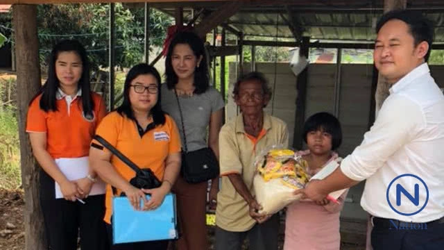 หนุ่มสาวอรัญฯ
สร้างบ้านให้ตา-หลานเก็บขวดขาย
เสร็จใน 2-3 วัน