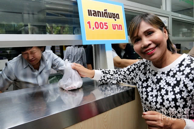 (ภาพชุด) ปชช.เข้าคิว แลกเหรียญกษาปณ์หมุนเวียนรัชกาลที่ 10 เป็นวันแรก