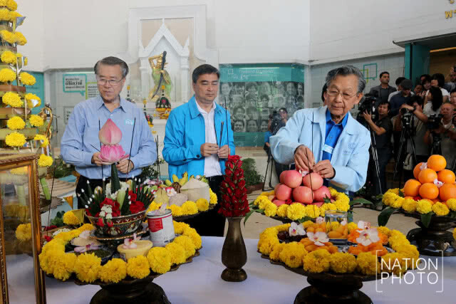 "มาร์ค"ชู ปชป. ยุคใหม่
ลบภาพอนุรักษ์นิยม