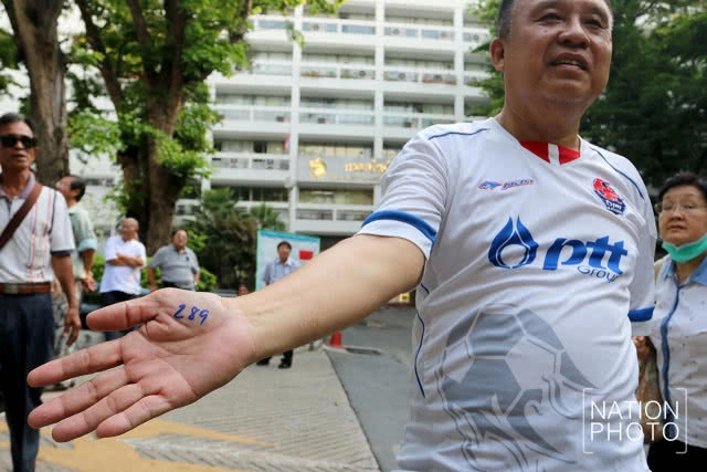 (ภาพชุด) ปชช.เข้าคิว แลกเหรียญกษาปณ์หมุนเวียนรัชกาลที่ 10 เป็นวันแรก