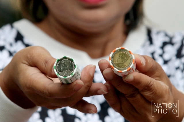 (ภาพชุด) ปชช.เข้าคิว แลกเหรียญกษาปณ์หมุนเวียนรัชกาลที่ 10 เป็นวันแรก