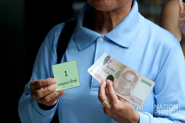 (ภาพชุด) ปชช.เข้าคิว แลกเหรียญกษาปณ์หมุนเวียนรัชกาลที่ 10 เป็นวันแรก