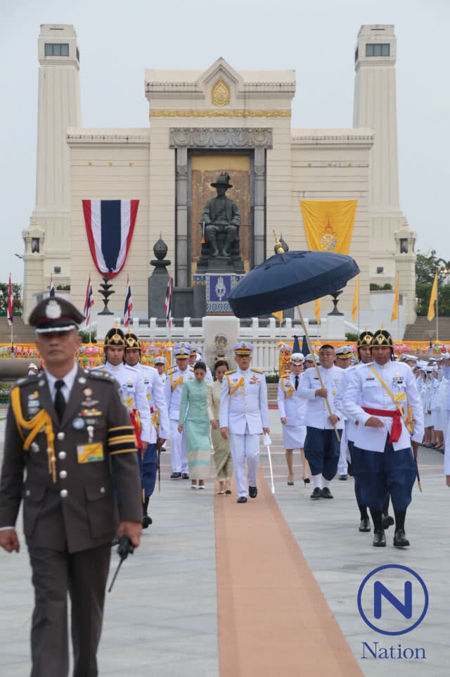 สมเด็จพระเจ้าอยู่หัว เสด็จฯ ทรงวางพานพุ่มพระบรมราชานุสาวรีย์ ร.๑ (ภาพ)