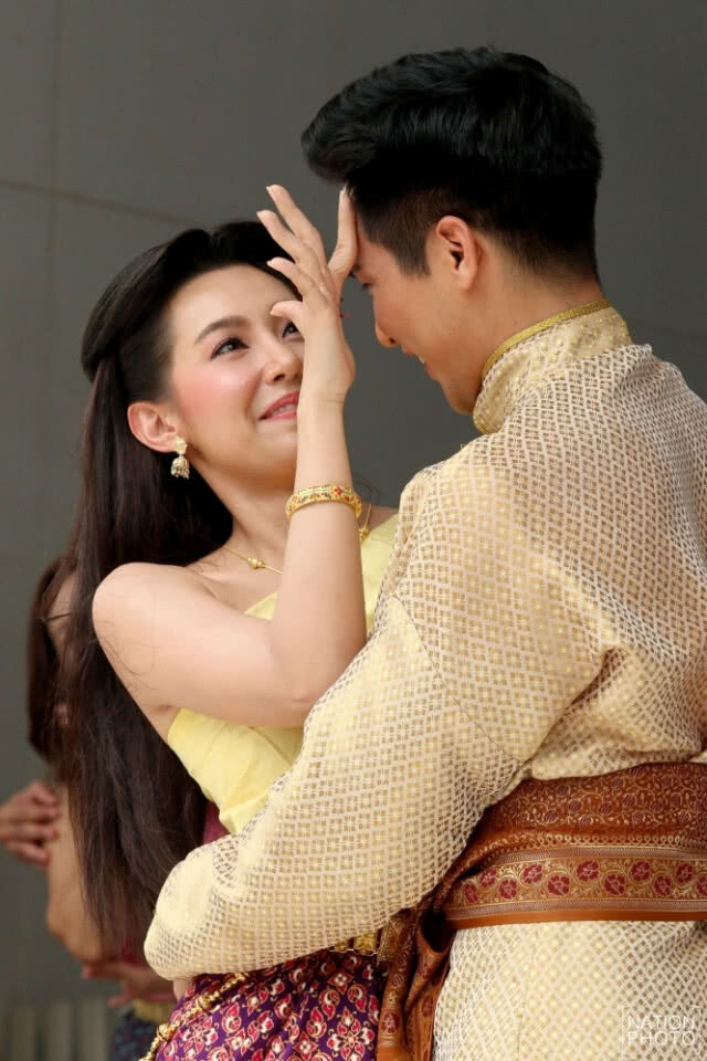 ไม่ได้ยินก็ฟินได้! ล่ามภาษามือ แปล "บุพเพสันนิวาส" ไลฟ์สดให้คนหูหนวกดูพร้อมกันทั่วพระนคร