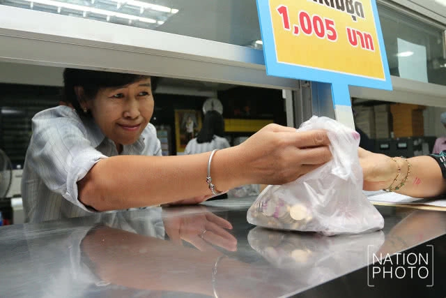 (ภาพชุด) ปชช.เข้าคิว แลกเหรียญกษาปณ์หมุนเวียนรัชกาลที่ 10 เป็นวันแรก