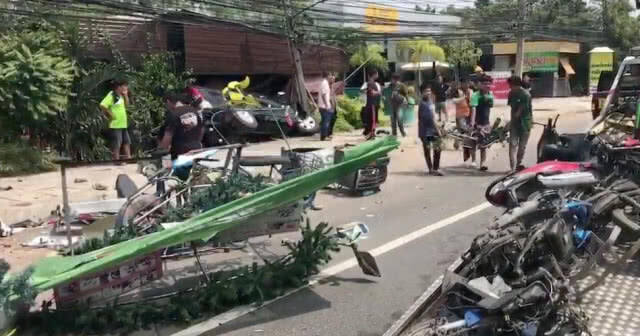 วินาทีชีวิต! กล้องหน้ารถจับภาพสาวใหญ่ซิ่งกระบะเสียหลัก กวาดข้างถนน-เสาไฟฟ้าเละ(คลิป)