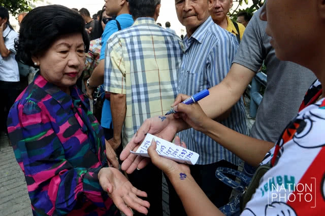 (ภาพชุด) ปชช.เข้าคิว แลกเหรียญกษาปณ์หมุนเวียนรัชกาลที่ 10 เป็นวันแรก