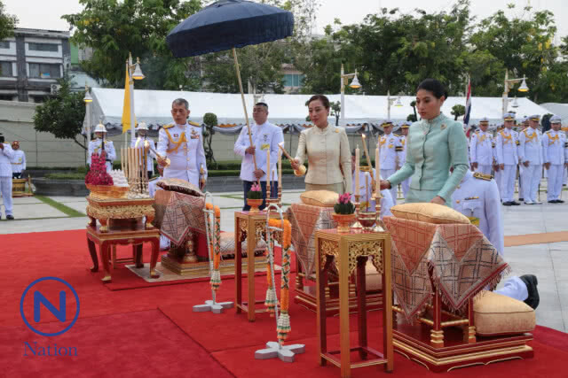 สมเด็จพระเจ้าอยู่หัว เสด็จฯ ทรงวางพานพุ่มพระบรมราชานุสาวรีย์ ร.๑ (ภาพ)