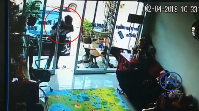 โจรแสบ! เหมาแท็กซี่ ย่องขโมยโทรศัพท์ร้านรับฝาก