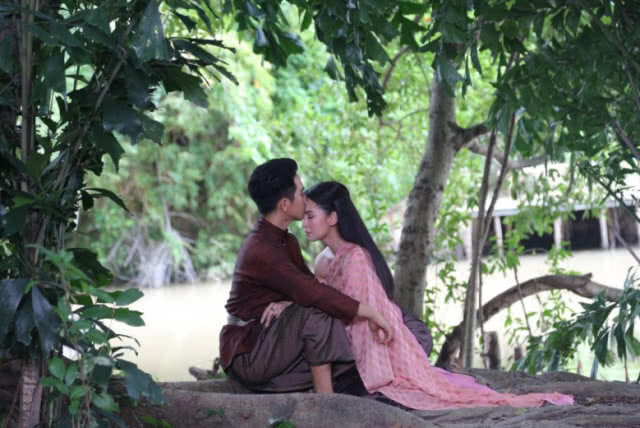 ไม่ได้ยินก็ฟินได้! ล่ามภาษามือ แปล "บุพเพสันนิวาส" ไลฟ์สดให้คนหูหนวกดูพร้อมกันทั่วพระนคร