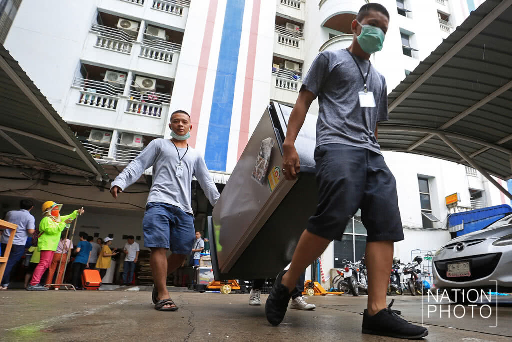 ผู้ประสบภัย
ไฟไหม้ราชเทวี
ย้ายของออกจากตึก ผู้ประสบภัย
ไฟไหม้ราชเทวี
ย้ายของออกจากตึก