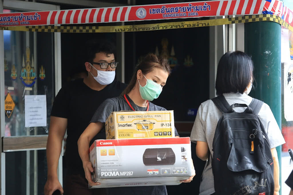 ผู้ประสบภัยไฟไหม้ ราชเทวี อพาร์ทเม้นท์ ทยอยขนย้ายออก
