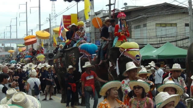 งาน "ประเพณีแห่ช้างบวชนาคชาวไทยพวนบ้านหาดเสี้ยว" ยิ่งใหญ่