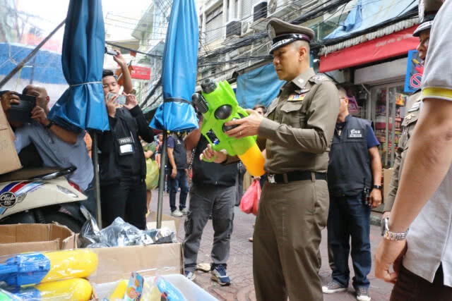 รองผบ.ตร.ลงพื้นที่ตลาดสำเพ็ง-คลองถม ห้ามขายปืนฉีดน้ำเเรงดันสูง