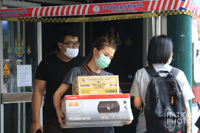ผู้ประสบภัย
ไฟไหม้ราชเทวี 
ย้ายของออกจากตึก