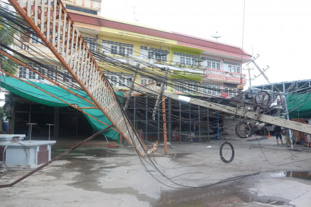 รถบัสเสียหลัก หักหลบคนเดินข้ามถนนชนเสาไฟฟ้าเสียหายกว่าครึ่งล้าน