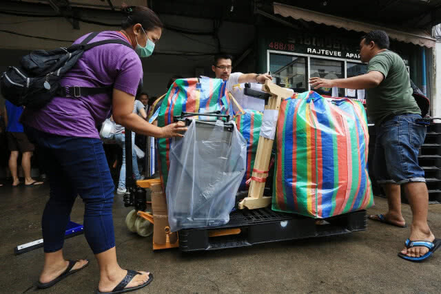 ผู้ประสบภัยไฟไหม้ ราชเทวี อพาร์ทเม้นท์ ทยอยขนย้ายออก