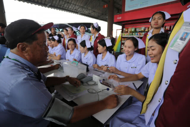 โฆษกตำรวจจัดทีมแพทย์ตรวจโชเฟอร์รถโดยสาร และพูดคุยกับผู้โดยสาร