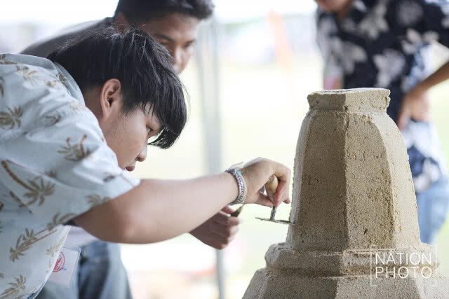 คึกคักเลยนาออเจ้า! การแข่งขันก่อพระเจดีย์ทรายชิงโล่พระราชทาน สมเด็จพระเจ้าอยู่หัว(ภาพ)