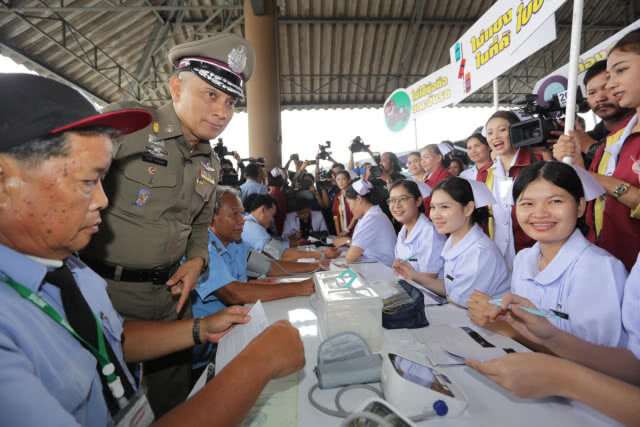 โฆษกตำรวจจัดทีมแพทย์ตรวจโชเฟอร์รถโดยสาร และพูดคุยกับผู้โดยสาร