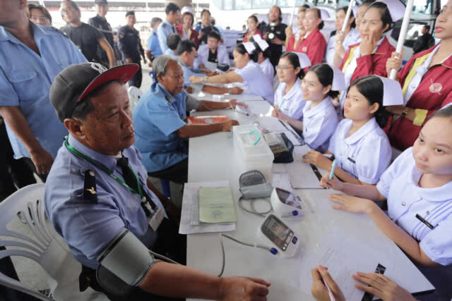 โฆษกตำรวจจัดทีมแพทย์ตรวจโชเฟอร์รถโดยสาร และพูดคุยกับผู้โดยสาร