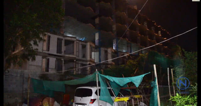 นั่งร้านสร้างคอนโดหรูถล่ม!
เหล็กทะลุหลังคาบ้าน
ทับบ้าน-รถเสียหาย