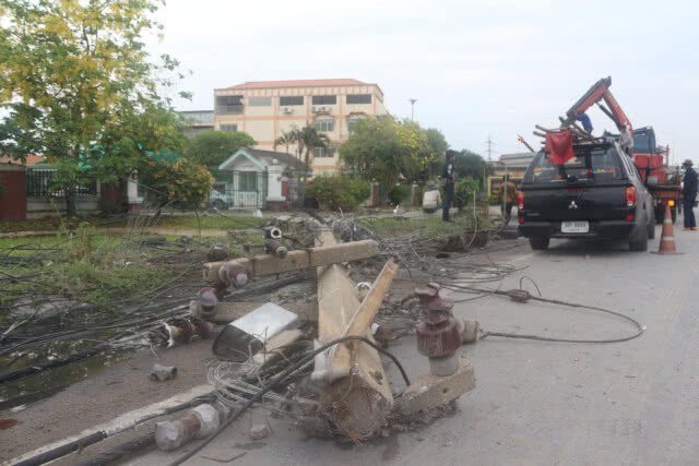 รถบัสเสียหลัก หักหลบคนเดินข้ามถนนชนเสาไฟฟ้าเสียหายกว่าครึ่งล้าน