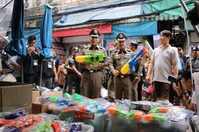 รองผบ.ตร.ลงพื้นที่ตลาดสำเพ็ง-คลองถม ห้ามขายปืนฉีดน้ำเเรงดันสูง
