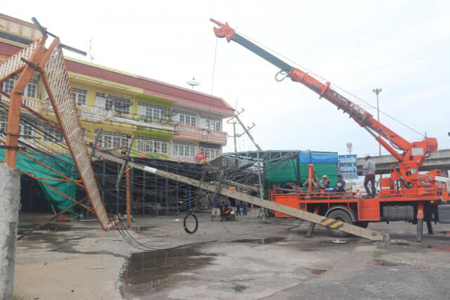 รถบัสเสียหลัก หักหลบคนเดินข้ามถนนชนเสาไฟฟ้าเสียหายกว่าครึ่งล้าน