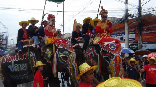 งาน "ประเพณีแห่ช้างบวชนาคชาวไทยพวนบ้านหาดเสี้ยว" ยิ่งใหญ่