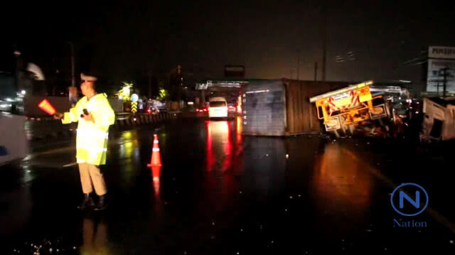 ฝนตกถนนลื่น
รถเทรลเลอร์เสียหลัก
ชนแท่งแบริเออร์ตกร่องกลาง เจ็บ3