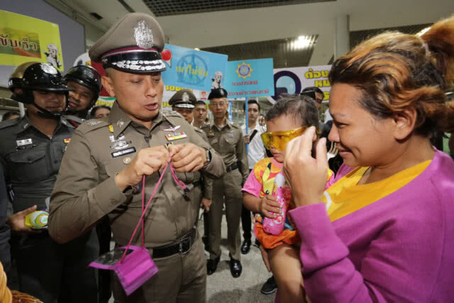 โฆษกตำรวจจัดทีมแพทย์ตรวจโชเฟอร์รถโดยสาร และพูดคุยกับผู้โดยสาร
