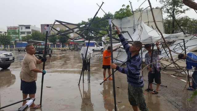 พายุฝนถล่มบ้าน พังยับ เต็นท์ตลาดประชารัฐปลิวแม่ค้ากระเจิง