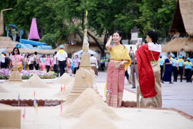 มหาสงกรานต์ วังดุสิต อิงกระแสนิยมไทย แต่งลายดอกคึกคัก