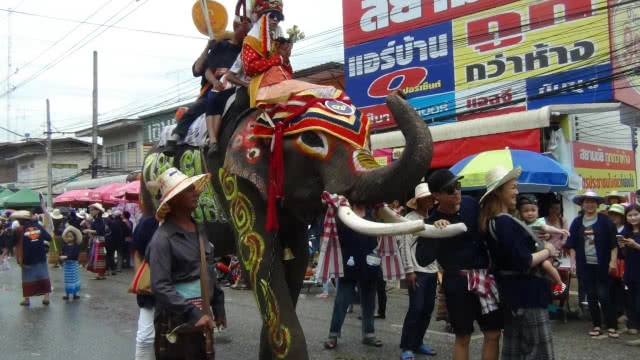 งาน "ประเพณีแห่ช้างบวชนาคชาวไทยพวนบ้านหาดเสี้ยว" ยิ่งใหญ่