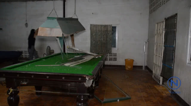 นั่งร้านสร้างคอนโดหรูถล่ม!
เหล็กทะลุหลังคาบ้าน
ทับบ้าน-รถเสียหาย