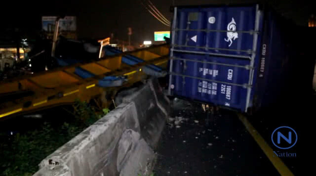 ฝนตกถนนลื่น
รถเทรลเลอร์เสียหลัก
ชนแท่งแบริเออร์ตกร่องกลาง เจ็บ3