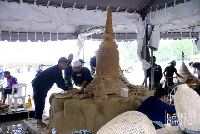 คึกคักเลยนาออเจ้า! การแข่งขันก่อพระเจดีย์ทรายชิงโล่พระราชทาน สมเด็จพระเจ้าอยู่หัว(ภาพ)