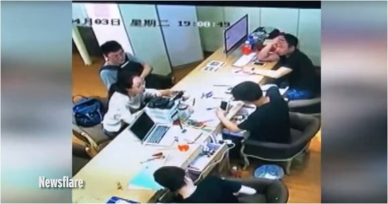 สยอง!! แบตไอโฟนระเบิดไฟลุกคามือลูกค้า 