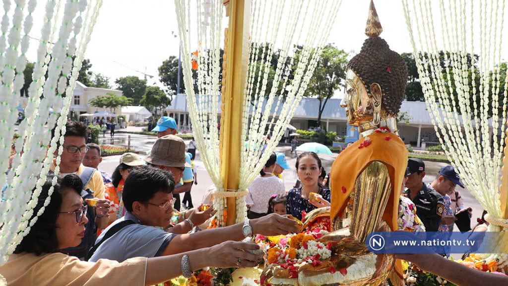 ประชาชนสักการะและสรงน้ำ "พระพุทธกำเนิดกาสาวพัตร์" เพื่อเป็นสิริมงคล ประชาชนสักการะและสรงน้ำ "พระพุทธกำเนิดกาสาวพัตร์" เพื่อเป็นสิริมงคล