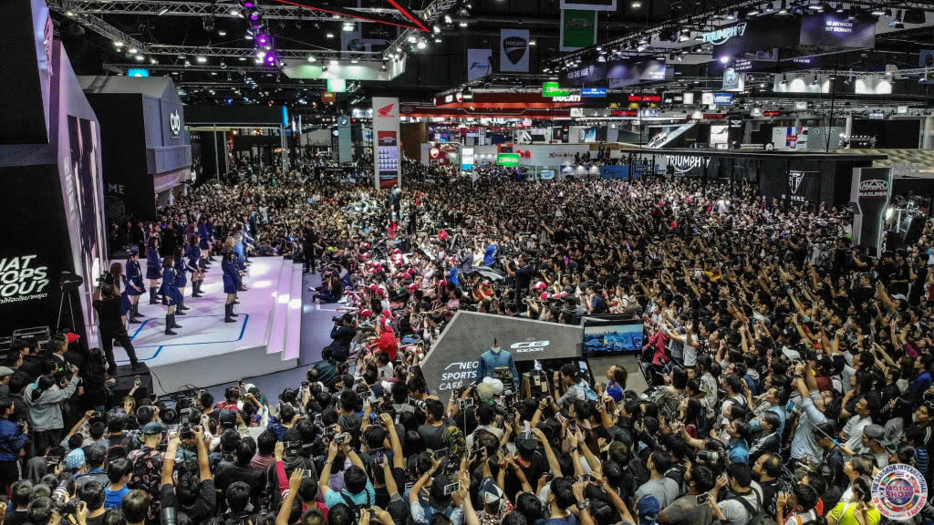 แฟนคลับ BNK48 แน่นขนัด!! ร่วมชมเพลงใหม่River งานมอเตอร์โชว์ครั้งที่ 39