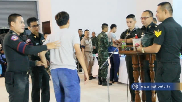 สะดุดตา! สาวประเภทสองยังเป็นขวัญใจหน่วยคัดเลือกทหาร